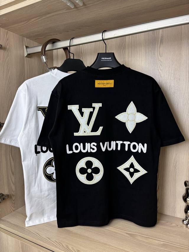 款号 Dc100# lv 路易威登加密府绸缎衬立体拱桥绣花+绳绣字母Logo短袖T恤 280克纯棉双砂面料 所有面料均已提前做过缩水 品质第一 所见即所得 不会