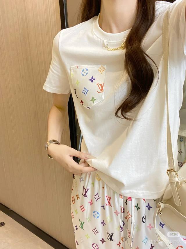 模特图组 款号 Dc103# lv 路易威登新款链条三彩满印Logo口袋短袖T恤 280克纯棉双砂面料 所有面料均已提前做过缩水 品质第一 所见即所得 不会洗一