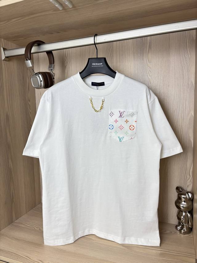 款号 Dc103# lv 路易威登新款链条三彩满印Logo口袋短袖T恤 280克纯棉双砂面料 所有面料均已提前做过缩水 品质第一 所见即所得 不会洗一次版型就有