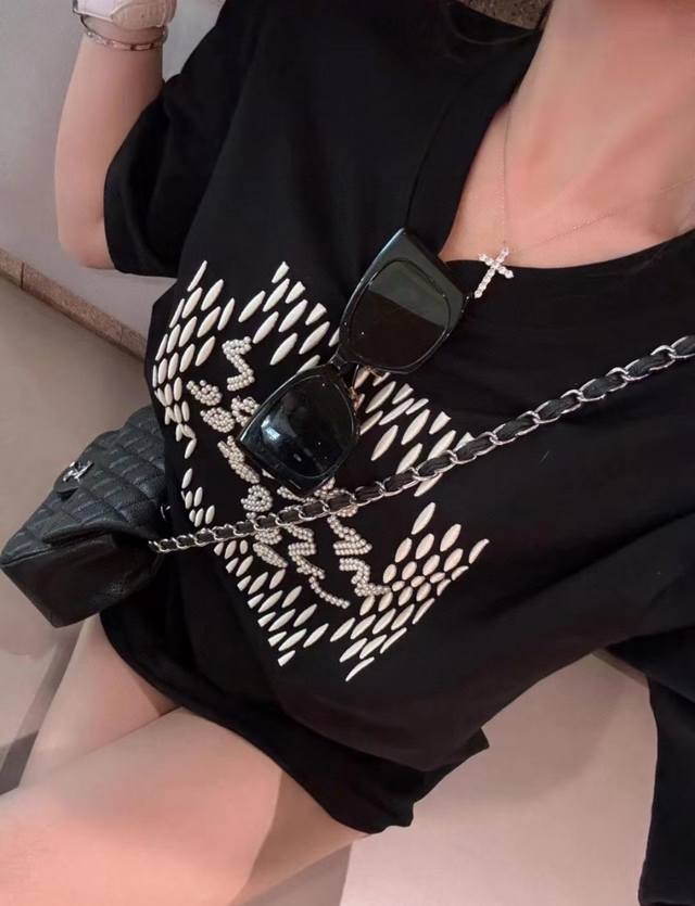 模特图组 款号 Dc106# lv路易威登 菲董24Ss联名珍珠刺绣短袖 270克重面料 高温染色 后定而成 三标齐全 吊牌 吊粒 水洗 包装袋 全套辅料 颜值