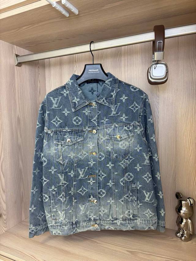 款号:Dc 50# lv重工水洗经典满印刺绣提花牛仔外套 非常重工的一款 克重做顶 老花妥妥拿捏早秋出门穿搭 牛仔面料可直接机洗不变形 洗水做旧也很显高级感 幂