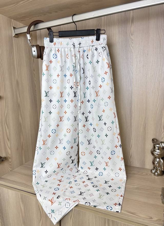 款号:Dc 109# lv路易威登新款老花满印三彩缎面直筒休闲裤 缎面面料质感好 光滑细腻柔软舒适不紧绷穿着舒适无束缚感 显高显瘦巨好穿 自带收腹效果 时髦精的