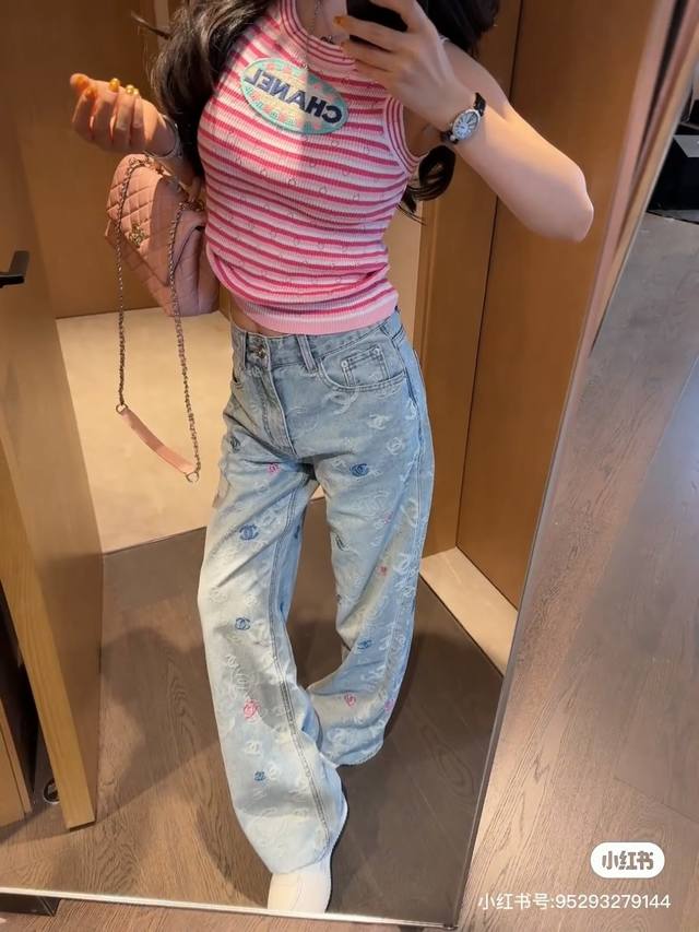 模特图组 款号:Dc 95# 香奈儿Chanel彩虹立体磨破满印提花刺绣牛仔直筒裤 重磅推荐香奈儿牛仔裤 复合面料质感好 舒适不紧绷穿着舒适无束缚感 显高显瘦巨