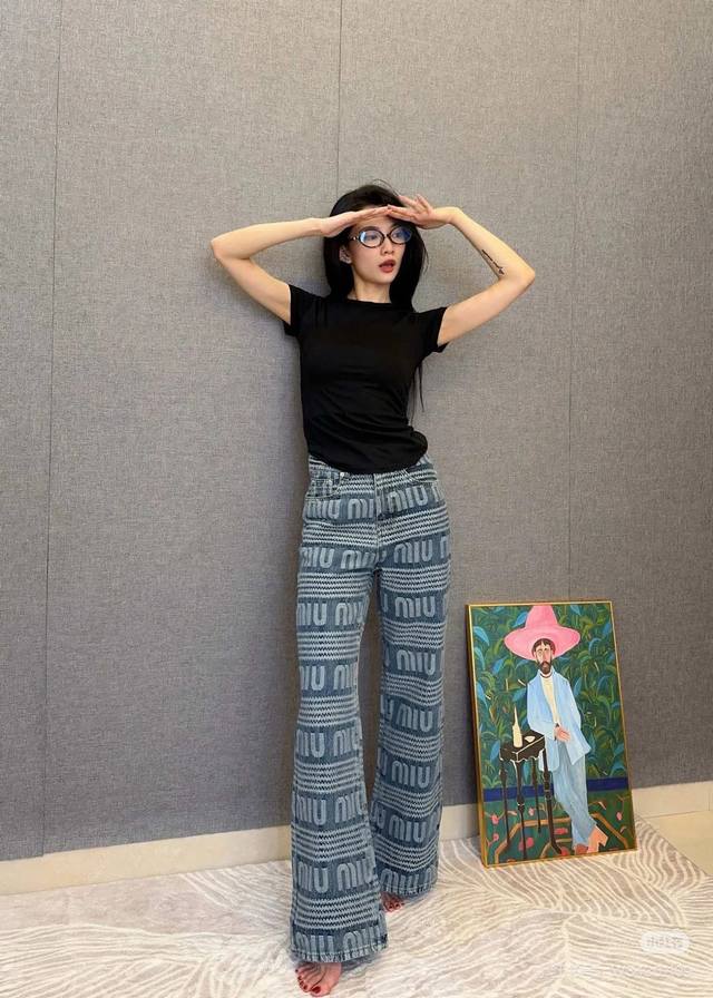 模特图组 款号:Dc 104# miu Miu 谬谬家经典满印水洗渐变牛仔直筒裤 重磅推荐Miumiu牛仔裤 复合面料质感好 舒适不紧绷穿着舒适无束缚感 显高显