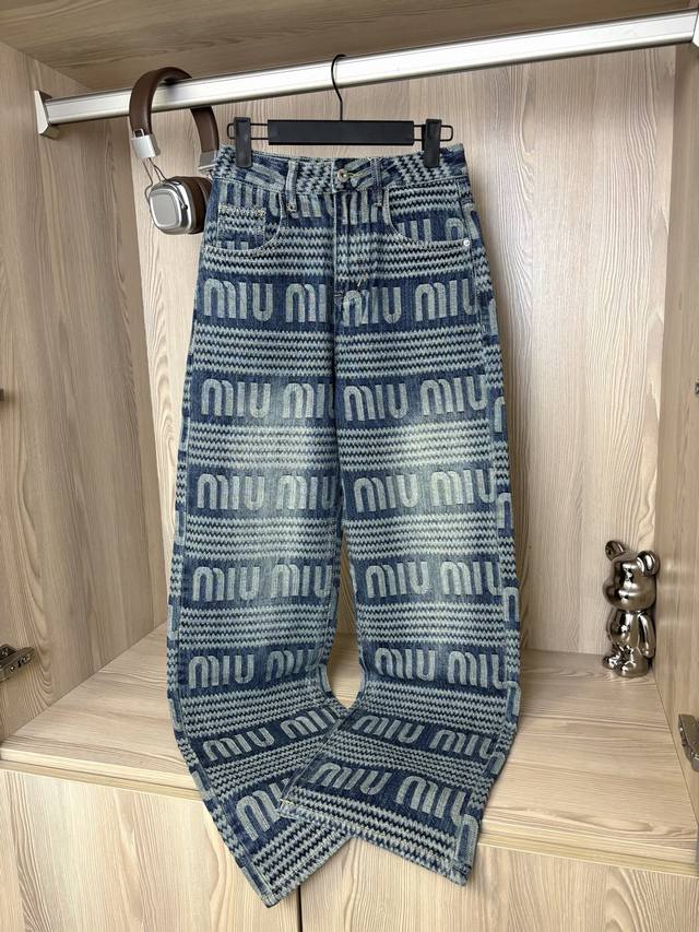 款号:Dc 104# miu Miu 谬谬家经典满印水洗渐变牛仔直筒裤 重磅推荐Miumiu牛仔裤 复合面料质感好 舒适不紧绷穿着舒适无束缚感 显高显瘦巨好穿