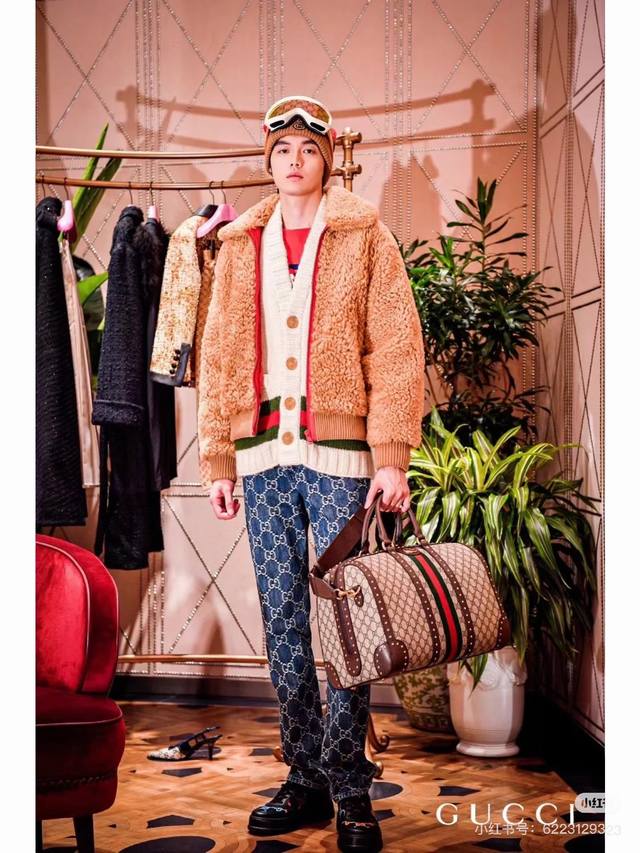 模特图组 款号:Dc 114# gucci古驰经典满印水洗牛仔直筒裤四季款 重磅推荐古驰牛仔裤 复合面料质感好 舒适不紧绷穿着舒适无束缚感 显高显瘦巨好穿 自带