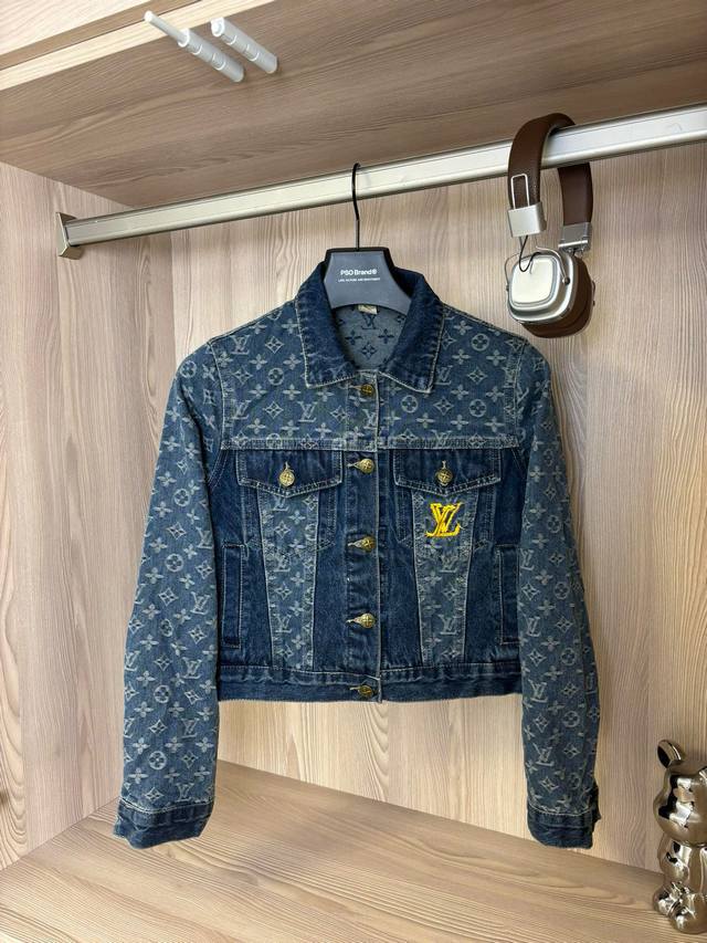 款号:Dc 10# lv路易威登超级重工拼接满印牛仔外套 超级重工的一款 每一处都是双针压线特别费时费力 细节超级多 定制五金纽扣 重工刺绣 后背定制小皮标 版