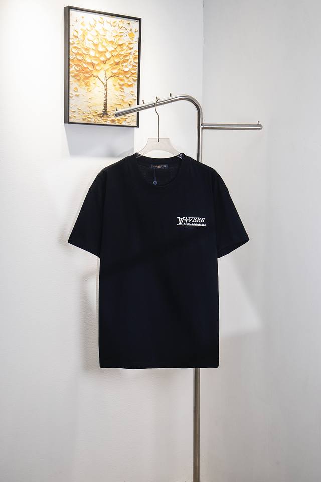 款号 Y166 louis Vuitton 路易威登刺绣字母新款短袖 270克纯棉双砂面料 所有面料均已提前做过缩水 品质第一 所见即所得 不会洗一次版型就有所