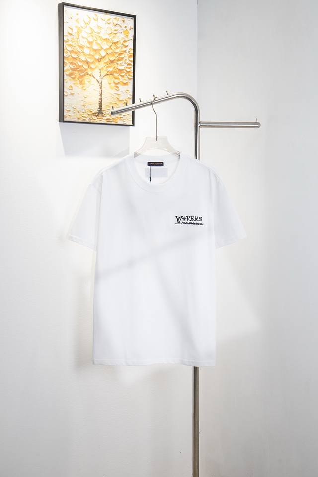 款号 Y166 louis Vuitton 路易威登刺绣字母新款短袖 270克纯棉双砂面料 所有面料均已提前做过缩水 品质第一 所见即所得 不会洗一次版型就有所