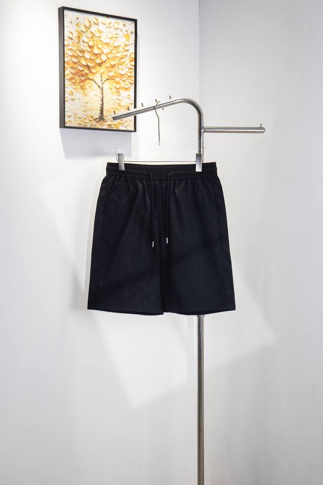 款号 165 louis Vuitton Lv满印轻薄短裤 黑色星河重构身体经纬 立体星群矩阵 移动的奢侈密码 突破传统平面 打造立体Logo 吊牌 吊粒 水洗