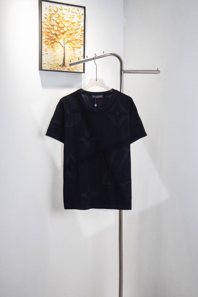 款号 Y161 louisvuitton路易威登夏季新款钢印浮雕限定针织短袖男女款 本款棉质圆领衫为全幅 Monogram Macro 图案渲染深邃色调 于柔软