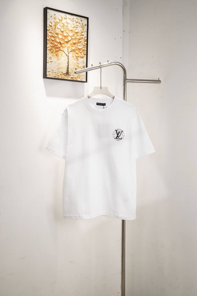 款号 Y152 louis Vuitton 路易威登人类与地球秀场会展菲董员工印花短袖T恤 lv 25Ss Uniforms For pharrell Un秀场