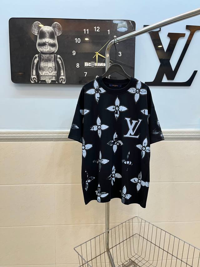 款号184 louis Vuitton Lv满印圆领短袖采用280 G纯棉双纱面料 上身舒适柔软 透气性强 衣服采用满印工艺 上身高端大气上档次 高版本可随意对