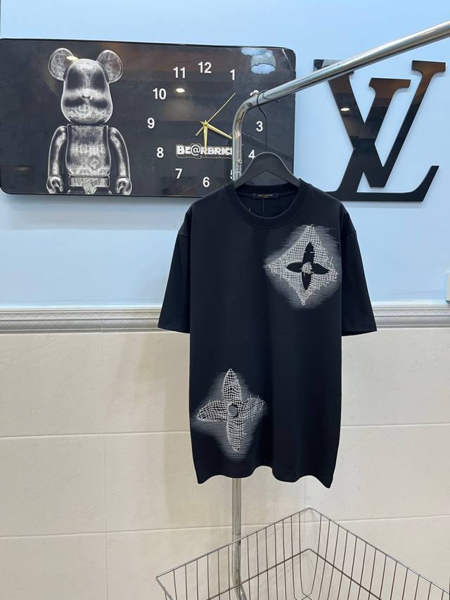 款号175 louis Vuitton Lv路易威登 新款铅笔手绘老花刺绣标识圆领短袖 采用300G纯棉双纱面料 上身舒适柔软 透气性强 衣服采用铅笔手绘刺绣工