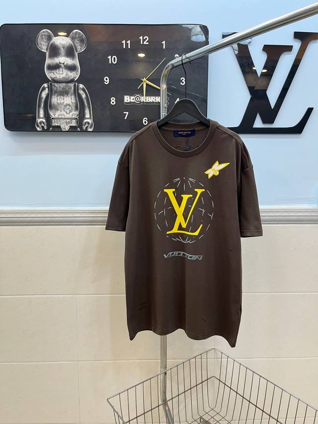 款号172 louis Vuitton Lv2025Ss印花烫钻航线圆领短袖 采用280G纯棉双纱面料 上身舒适柔软 前后印花烫钻高工艺 整体高端大气 立体百搭