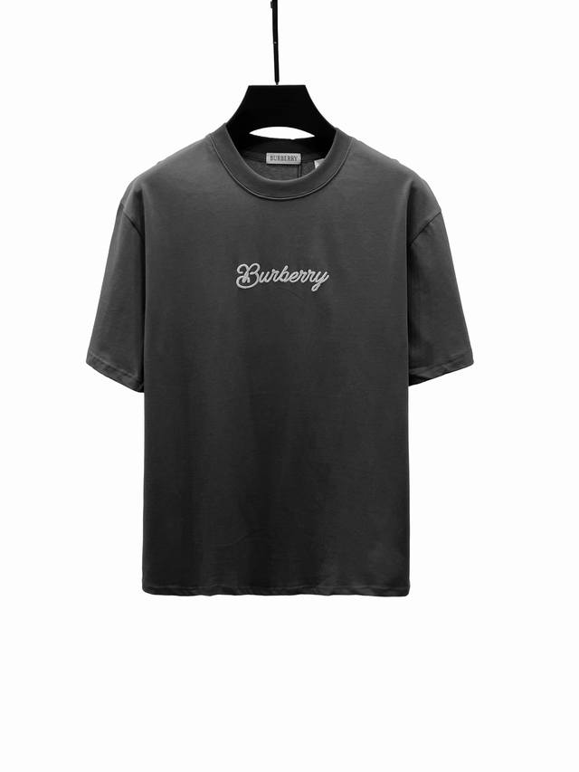 款F73 巴宝莉 巴宝莉冲浪板士兵发泡圆领短袖 burberry 官网一致款式 面料 32支双纱280克纯棉面料 同缸同色织染螺纹 颜色一致 工艺 进口机器植绒