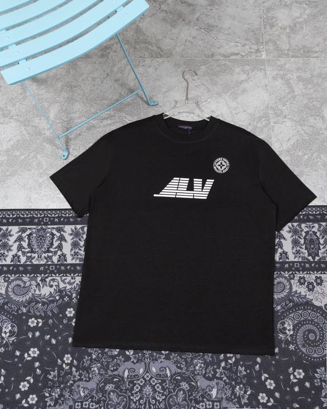 款F22 Lv 顶级品质Lv路易威登指南针圆领短袖 前后呈现图案和标识印花 高密度环保弹力胶浆印花工艺是一种独特的印刷技术 它结合了高密度 环保和弹力三大特性