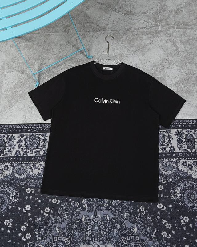 款F28 Ck cain Klein 25Ss夏季男女情侣休闲硅胶圆领短袖 原版打版 耗时一个多月 莱卡面料质感非常细腻 280的高克重穿上挺括有型 手感柔软平