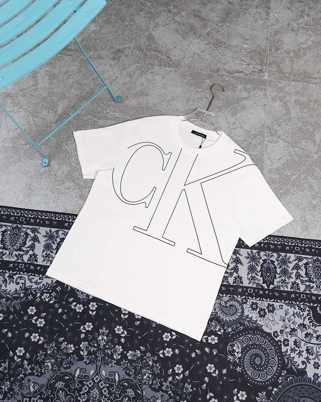 款M352 Ck ck大标印花圆领短袖 calvin Klein专柜同步T 面料采用32支双纱260高克重纯棉面料 进口机器白墨直喷印工艺 满满的高级质感 穿起