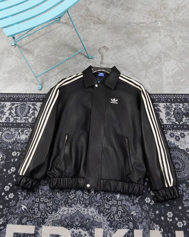款M111 阿迪 adidas Originals X Feifei Ruan 联名款 翻领拉链长袖皮衣 男女同款 阿迪与Feifei联名款的三条杠夹克皮衣 版