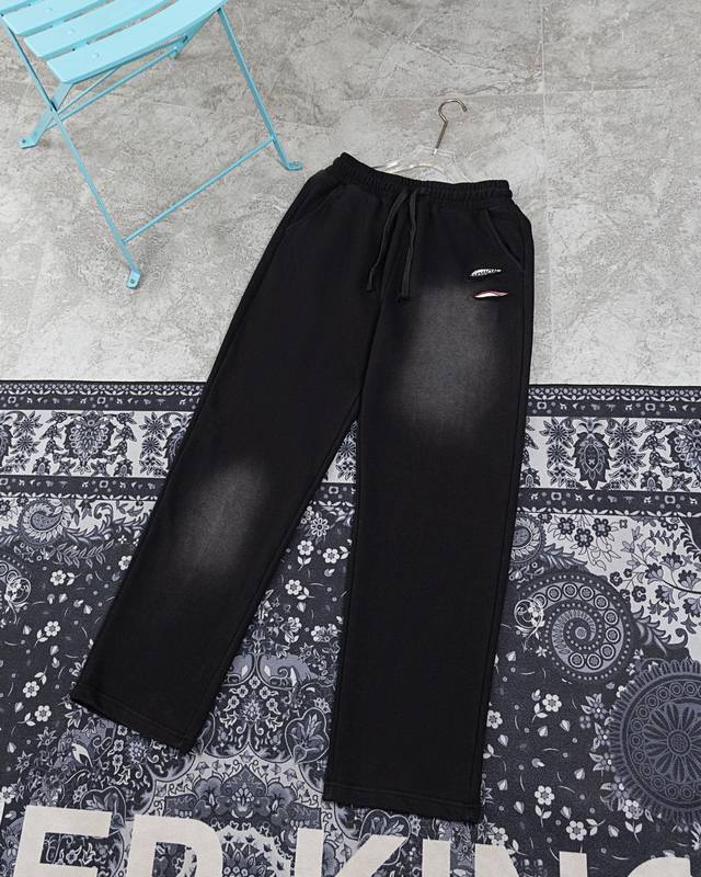 款M816 巴黎 巴黎世家Balenciaga可乐刺绣割破Logo立体刺绣长裤 面料精选光滑透气舒适的一批 夏季必备 3D立体泡沫绣工艺感十足 对版定制超级耗时