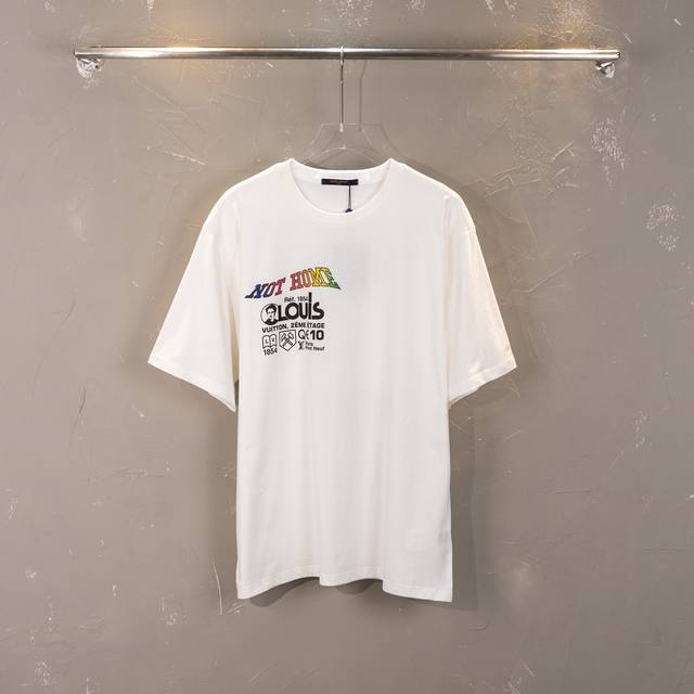 款M 路易威登短袖90 louis Vuitton 路易威登Lv后背龙卷风印花图案秀款短袖T恤 面料采用280G双纱爽滑棉 100%.棉 国产优质新疆棉纱 面料