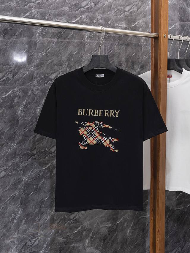 款号J40 burberry* 巴宝莉格子战马圆领短袖 采用15S精棉平纹 230G 搭配 32S双纱拉架螺纹 300G 精棉面料通常具有较好的吸湿性 透气性