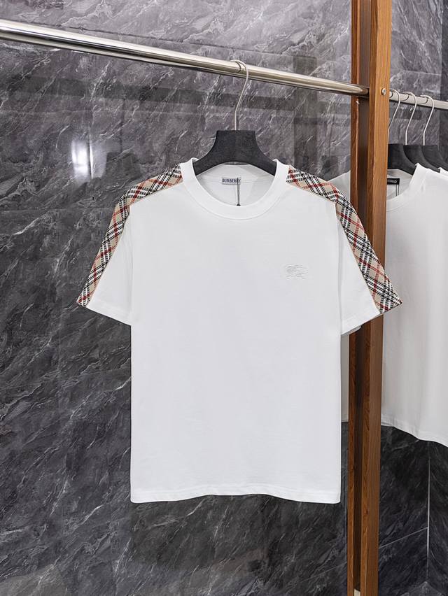 款号J26 burberry Bbr 巴宝莉 微宽版型 新款独家限定 25年最新最顶级 格纹拼接刺绣字母Logo 双肩格纹织带 精美重工艺 280克洗水面料T恤