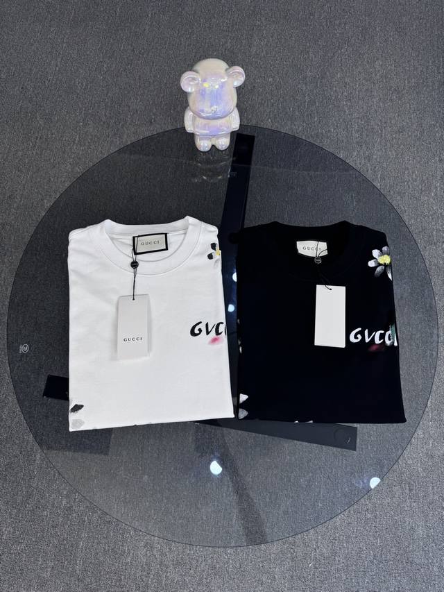 顶级版本 区别通货 25Ss Gucci 夏季新款 重磅推出双纱纯棉面料短袖 春夏走秀款 个性独家款式 男女同款 采用进口定制定染面料 后领锁链底全包肩 过水不