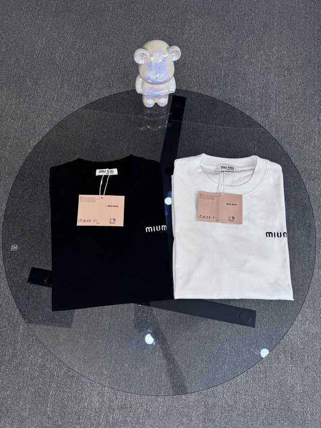 顶级版本 区别通货 25Ss Miumiu 夏季新款 重磅推出双纱纯棉面料短袖 春夏走秀款 个性独家款式 男女同款 采用进口定制定染面料 后领锁链底全包肩 过水