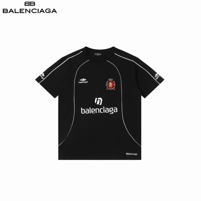 balenciaga 巴黎世家24Ss绣花曼联球衣短袖 采用32支双纱 260克重面料 进口针织针梳棉进行制作 厚度适中 有垂感又有轮廓型 上身就是一个舒适 对
