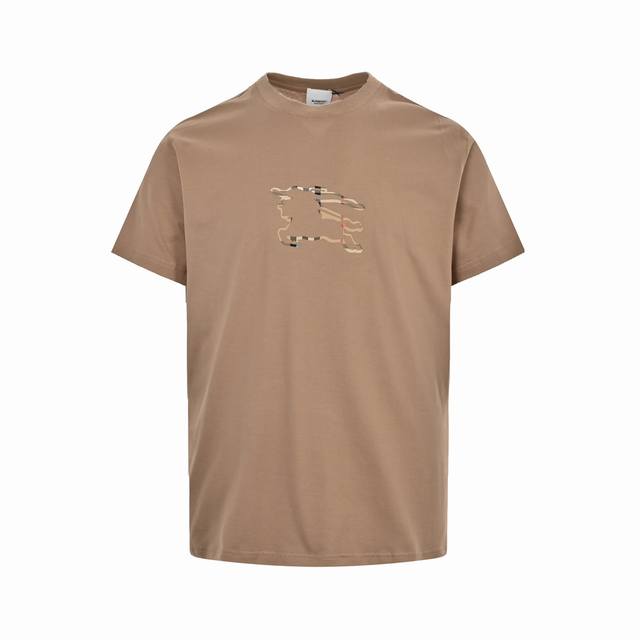burberry 巴宝莉 镂空战马贴布短袖 面料采用230克重精梳棉 定制32支1*1螺纹 成衣两遍水洗处理 面料舒适亲肤无异感 定制定染面料 纺织密度高 垂感