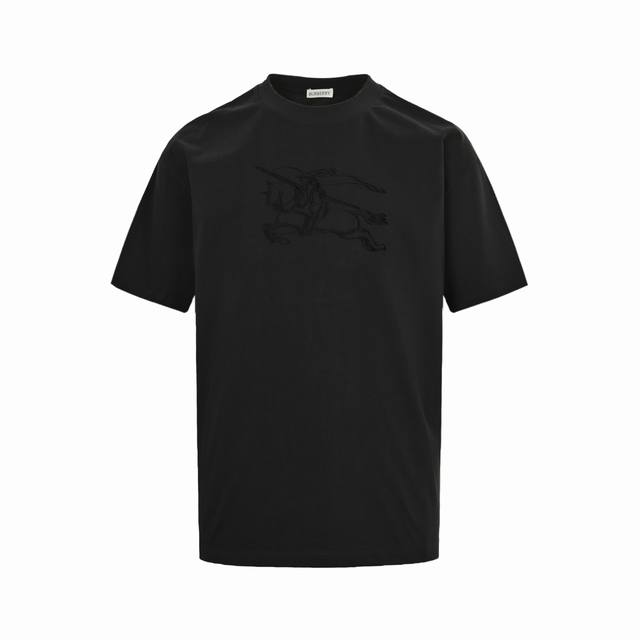 burberry 巴宝莉 25Ss 胸前暗纹战马立体刺绣短袖 采用260G双纱纯棉面料 洗水后达260G高克重 ~厚实不变形亲肤感巨好~ 纯棉柔软面料 对色定染