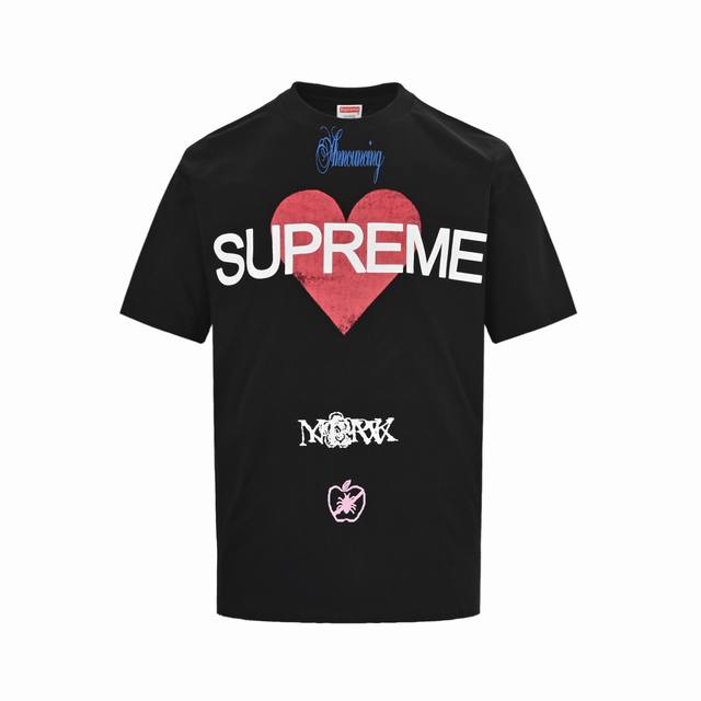 supreme 爱心图案字母印花短袖 印花细节十分到位 螺纹处采用成衣印花 需将成衣整烫平整后再次印花加工 精细及复杂程度可想而知 原样开发 辅料 印花细节处1