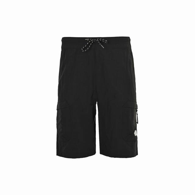 the North Face 北面 工装口袋短裤 非常完美 每年夏天必败一条爆款 休闲街头两不误 真正的万能百搭款 凭借户外性能和出色的时尚外观设计 共同打造的