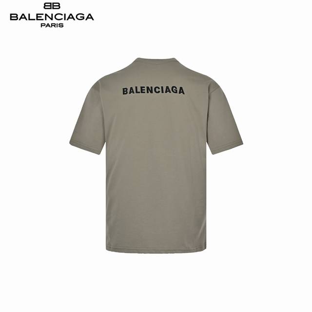 balenciaga 巴黎世家 前后刺绣短袖-深卡其 采用32支双纱 260克重面料 进口针织针梳棉进行制作 厚度适中 有垂感又有轮廓型 上身就是一个舒适 对微