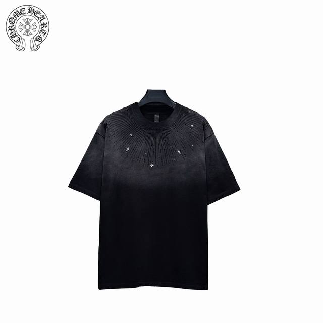 chromehearts 克罗心 25Ss流星烫钻金属Logo短袖 面料采用进口机器织造而成 布面纹路的独特性创造出完美的成衣效果 面料采用净布260克重 搭配