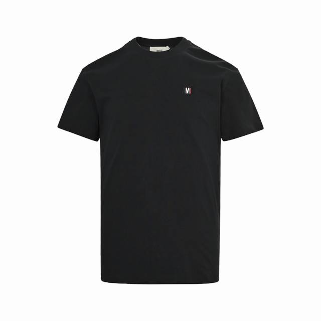 ami 25Ss 三色字母小标刺绣短袖 材质是采用18支190克面料纯棉面料 纯棉面料比较耐用 即使经过多次洗涤 仍旧能够保持其原有的品质 不容易起毛 起球或变