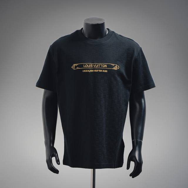 louis Vuitton 路易威登Lv 25Ss 金丝框珠地短袖T恤 珠地布的表面是疏孔状的 形状与蜂巢相似 这使得它比普通针织布更透气耐洗 它不仅具有高雅的
