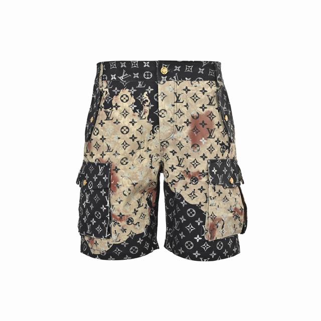 louis Vuitton 路易威登 满印渲染牛仔短裤 monogram 以活力运动剪裁解构牛仔工装设计 拉链可将风帽束紧至领口高处 搭配正面斜插贴袋和弹力下摆