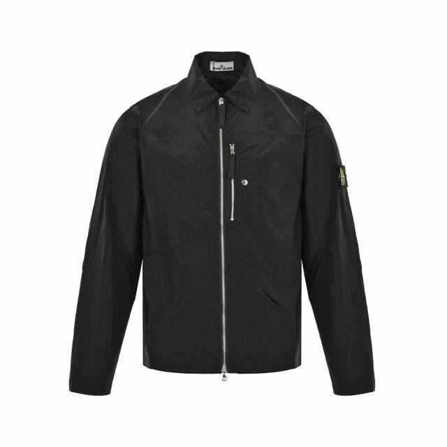stone Island 石头岛 手臂袖标徽标夹克外套 采用尼龙纤维以机织纺制而成 极具轻盈 耐用耐磨特性 纺纱过程中尼龙纤维经蒸汽处理 从而获得媲美有机纤维的