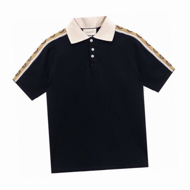 古驰 Gucci 夏季新款 经典双G反光织带拼接翻领短袖polo衫 定制高克重同缸染面料 手感非常舒服 时尚又个性 超级百搭好看的一款 男女都非常合适 人手必备