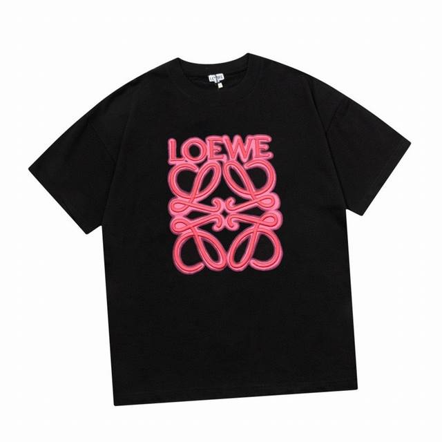 罗意威 Loewe 夏季新品 霓虹刺绣荧光粉圆领短袖T恤 采用荧光拉浆印花+千万针立体刺绣工艺 面料彩用260克纯棉布料 舒适透气 细节完美 男女同款 colo