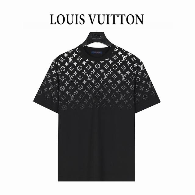 louis Vuitton 路易威登 满印上幅渐变字母印花短袖T恤 定制260G纯棉精梳面料 透气舒适易清洗 数码印花工艺 老花字母Logo元素看起来非常高级感