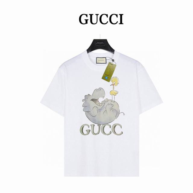 gucci新品 趣味河马字母 短袖T恤 款号:Gg01 白色 240克重磅小落肩100%棉T恤 Os版型 宽松有型好搭配 采用精梳紧密赛络工艺 面料更耐磨 袖口
