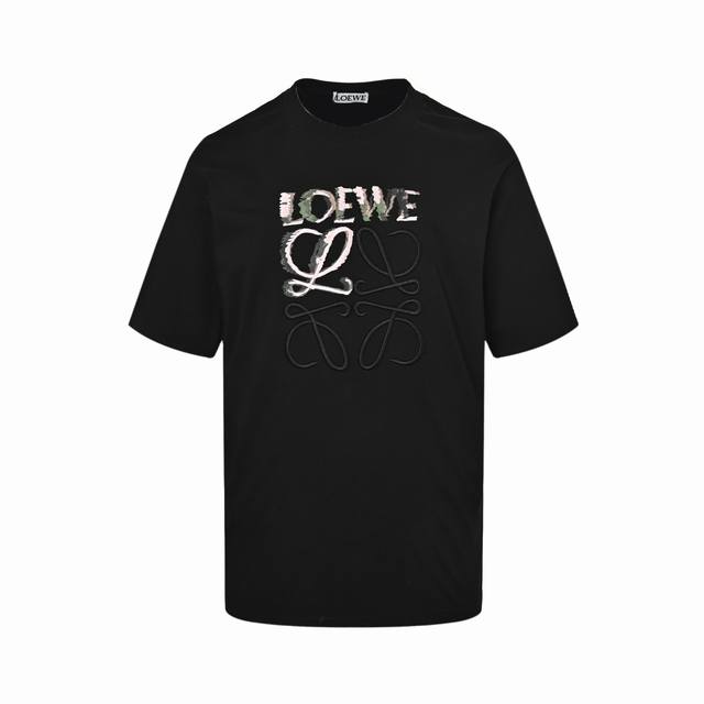 loewe 罗意威 24Ss 半手绘涂鸦刺绣Logo短袖 采用180克迈巴赫爽棉面料 前幅采用进口机数码直喷 经5次打版调色 由深至浅 渐进过程自然而又丰富 前