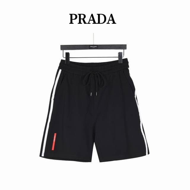 prada 普拉达 25Ss 红色Logo胶条侧边条纹短裤 男女同款全新美学灵感趣味设计,渠道性质精品 让整体造型设计更加优雅时尚 今夏最火系列 无数明星潮人追