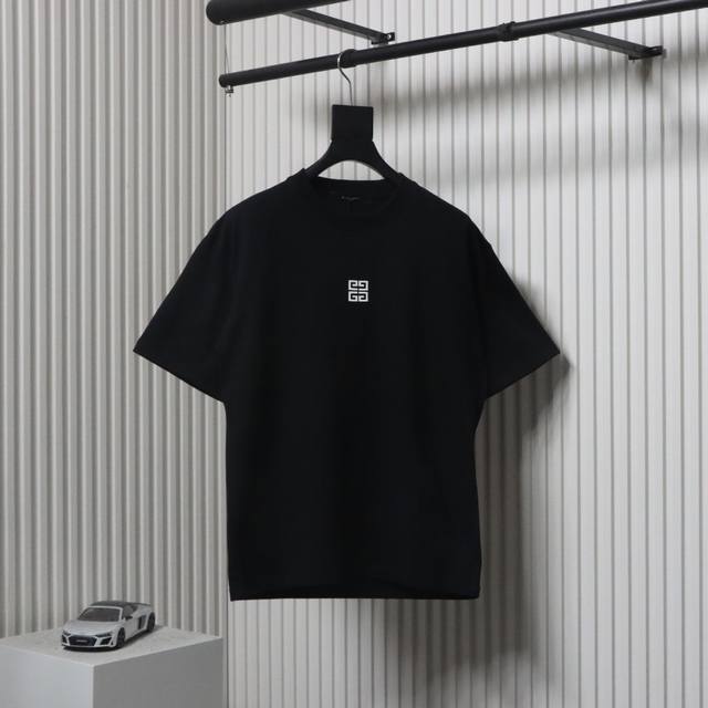 Givenchy 纪梵希 25Ss 胸口小标短袖T恤面料采用定制240G 26支特滑双股精棉平纹高密无尘全棉布料 前幅高密度加厚 走线平整 代工品质 全套定制辅