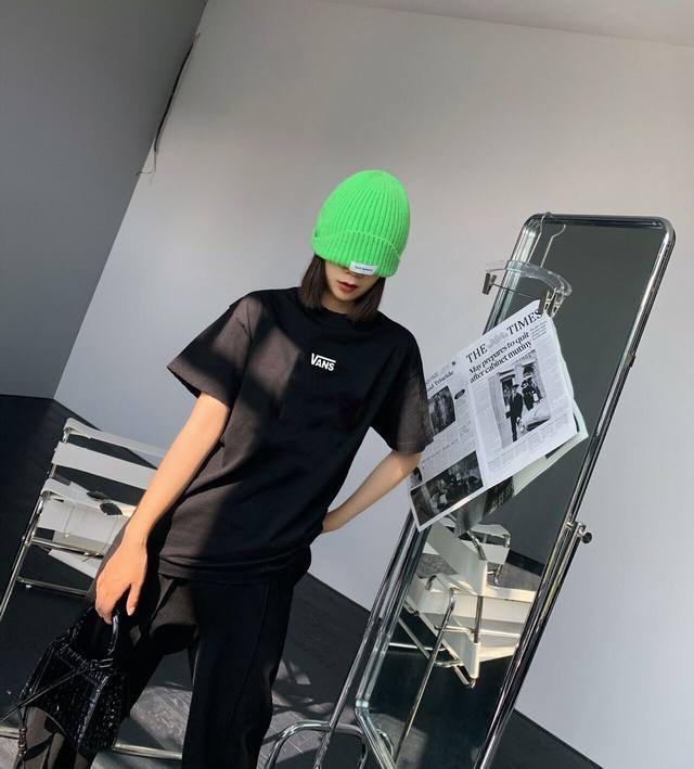 上新 Vans万斯经典标志性Logo Tee 高密针织圆领设计 平整简约 亲肤透爽 面料的柔软性舒适性无可挑剔 男女均可驾驭 打破性别局限性 尺码 S-3Xl