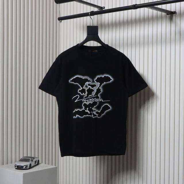 Louis Vuitton 路易威登 25Ss 云朵大字母Logo刺绣短袖 32支双纱280克高克重纯棉面料 同缸定织定染原版同色螺纹 进口机器万针饱满刺绣工艺